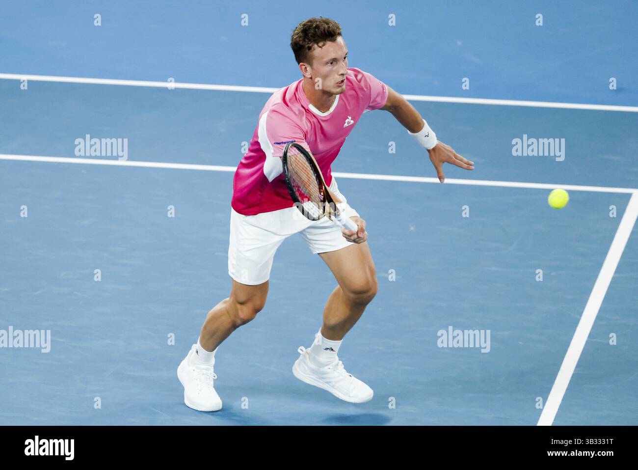 MELBOURNE, AUSTRALIA - 19 GENNAIO: Jiri Lehecka della Repubblica Ceca colpisce in anticipo Novak Djokovic della Serbia l'ottavo giorno degli Australian Open 2025 Foto Stock