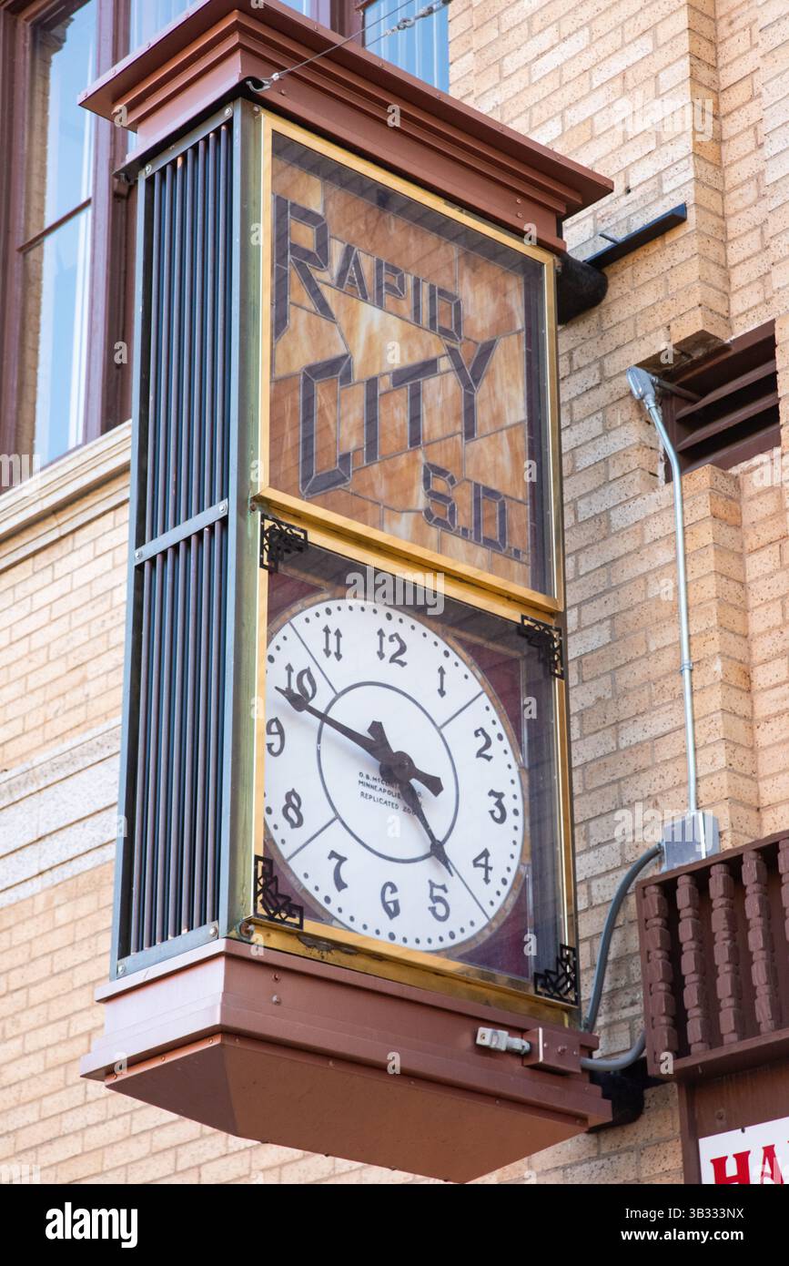 Un grande orologio d'epoca adorna il lato di un edificio a Rapid City, South Dakota, che mostra l'ora e aggiunge carattere storico. Foto Stock