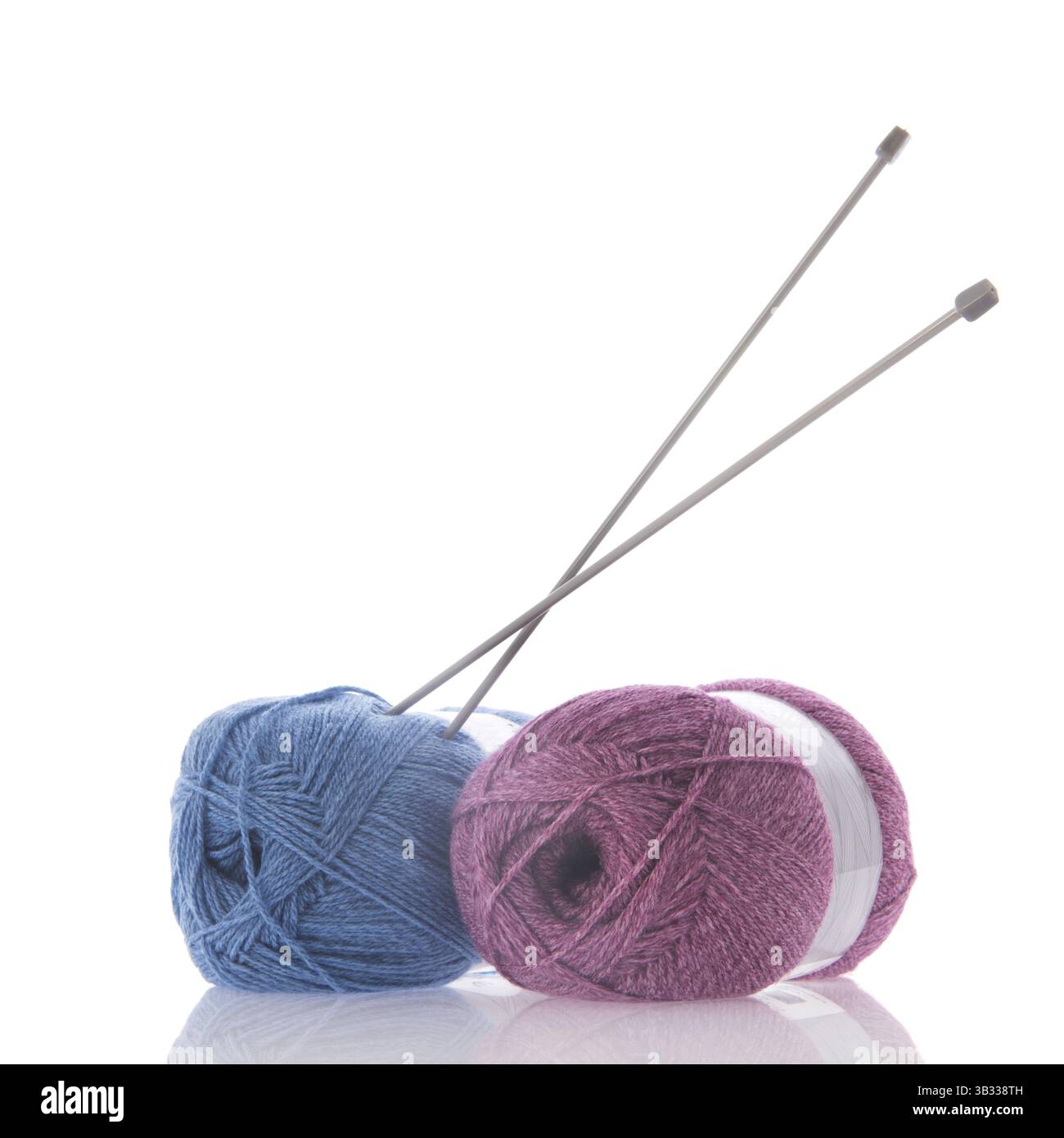 Lana di maglia blu e rosa con aghi isolati su fondo bianco Foto Stock