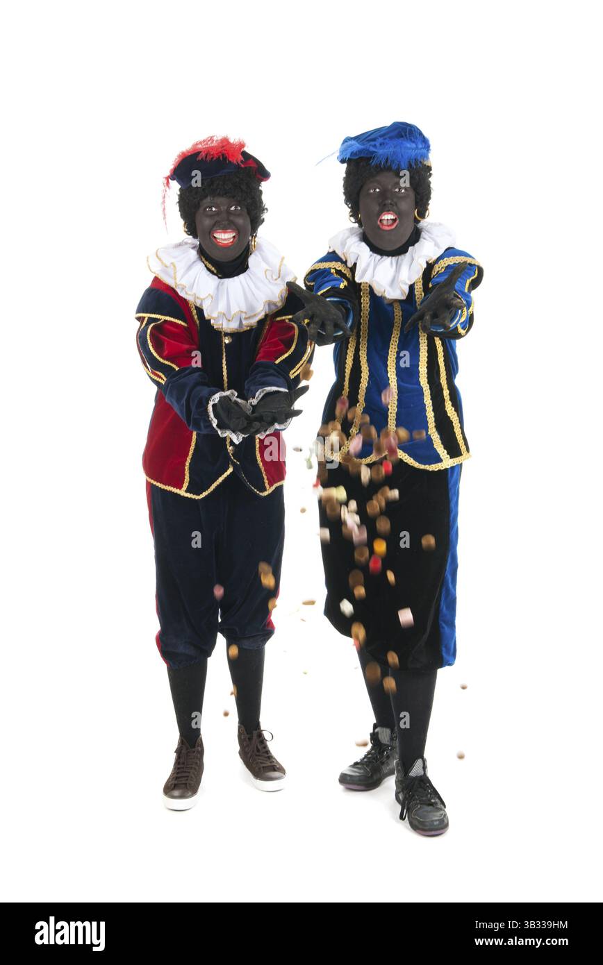Caratteri olandese come black petes per tipiche Sinterklaas vacanze gettando caramelle Foto Stock