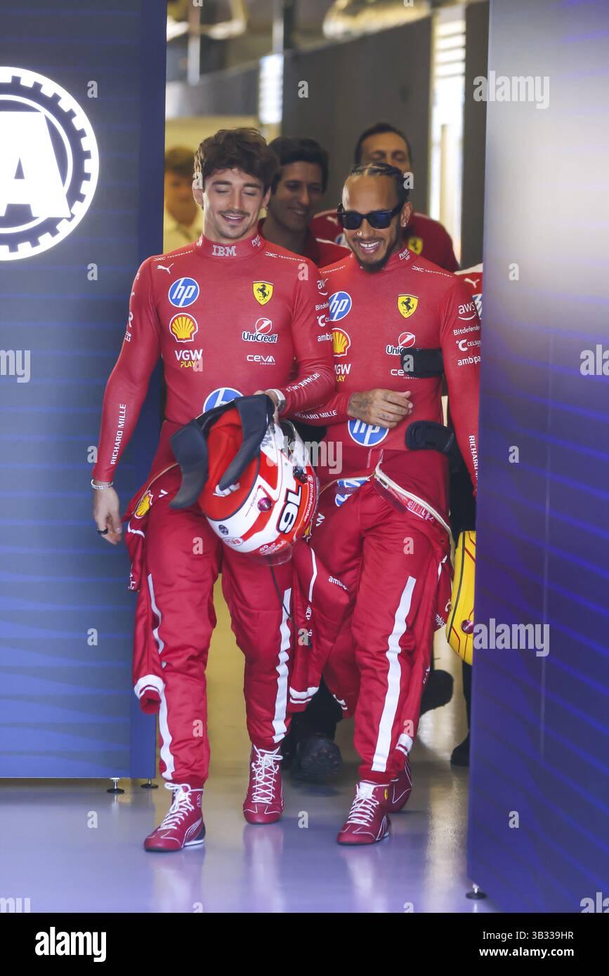 MELBOURNE, AUSTRALIA - 13 MARZO: Charles Leclerc di Monaco e Lewis Hamilton di Gran Bretagna per la Scuderia Ferrari prima del Gran Premio d'Australia 2025 Foto Stock