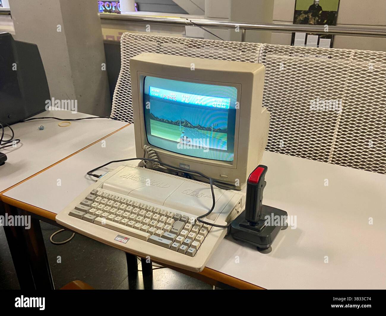Valencia, Spagna - 12 aprile 2025: Classica Amstrad CPC 464 con joystick Running retro Racing Game su monitor CRT Foto Stock