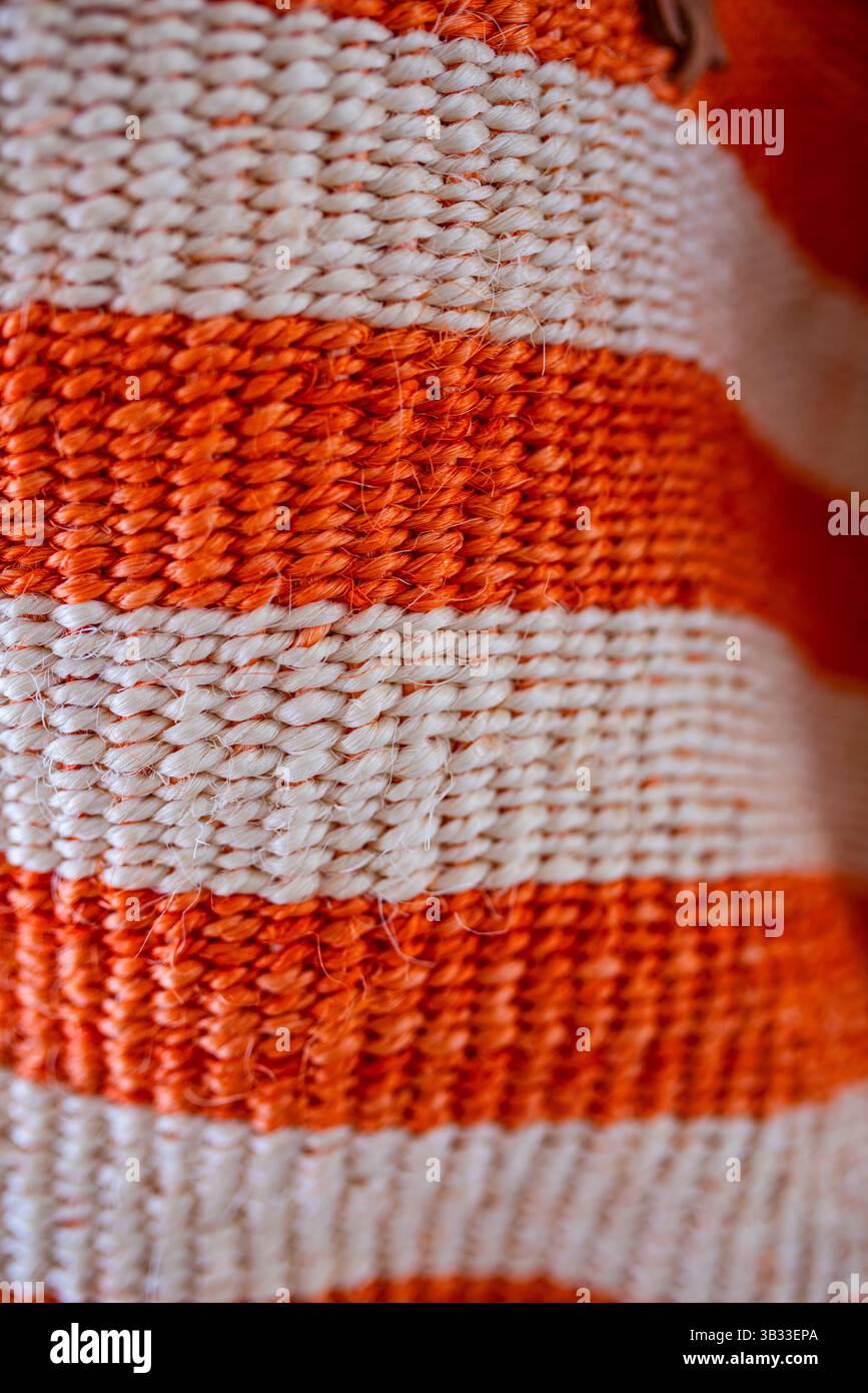 Sisal intrecciato a mano di colore arancione brillante e bianco. Foto Stock