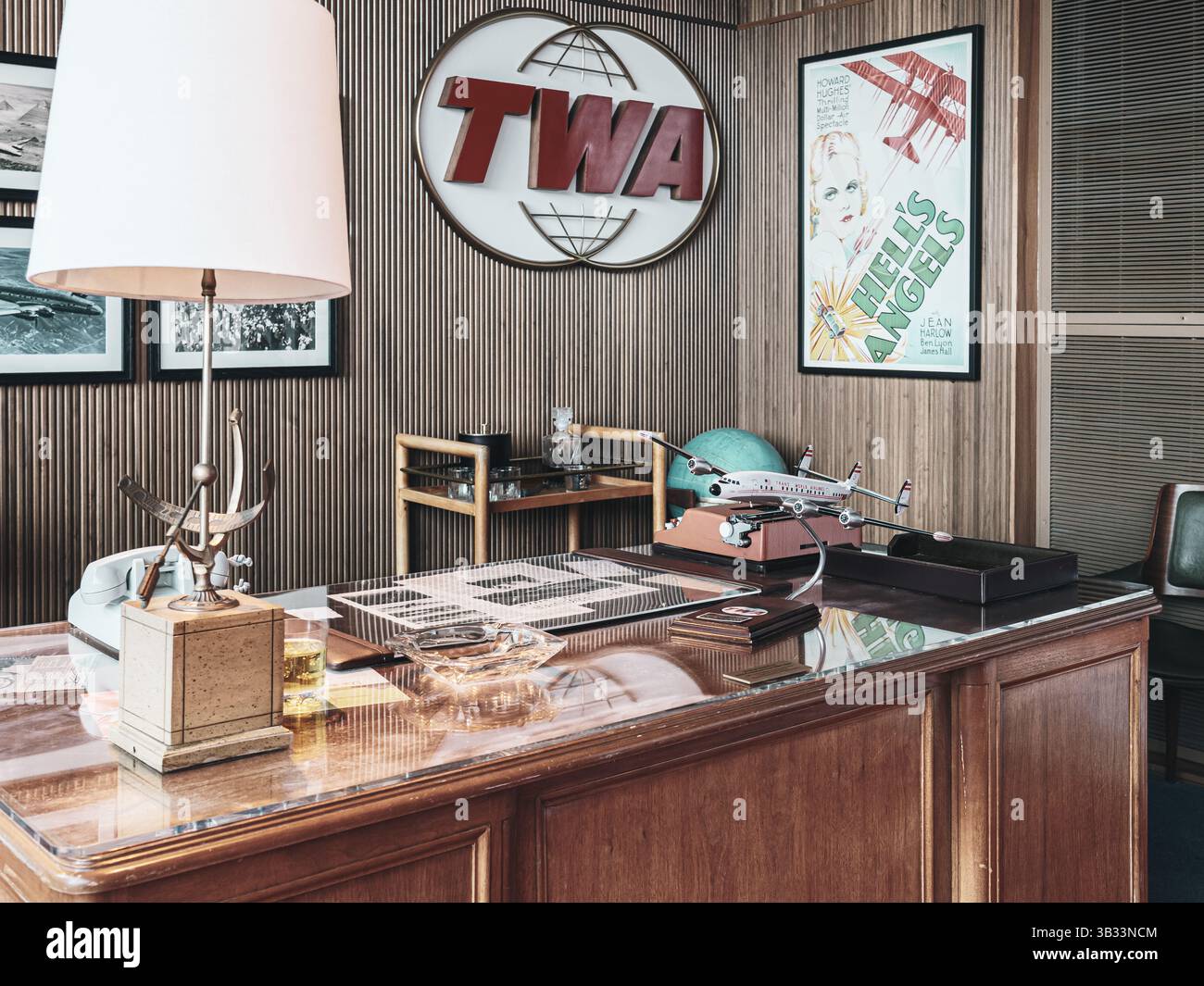 Ricreazione di un ufficio della metà del secolo presso il TWA Hotel, JFK Airport. Il cartello TWA, il modello Super Constellation e l'arredamento dell'aviazione evocano l'era di Howard Hughes Foto Stock