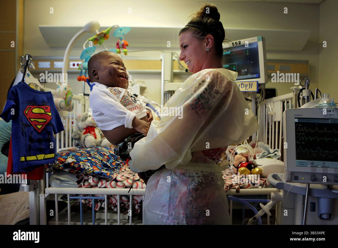 14 novembre 2015 - St. Louis, MO, USA - KE'aiden Proctor gioca con la sua infermiera Elizabeth Crank mentre si preparano per il processo di trasferimento alla sua seconda festa di compleanno sabato 14 novembre 2015 all'ospedale pediatrico di St. Louis. KE'aiden è nato a 27 settimane e ha una malattia polmonare cronica. Ha bisogno di cure 24 ore su 24 presso l'unità di terapia intensiva neonatale. (Immagine di credito: © Huy Mach/TNS via ZUMA Wire) Foto Stock