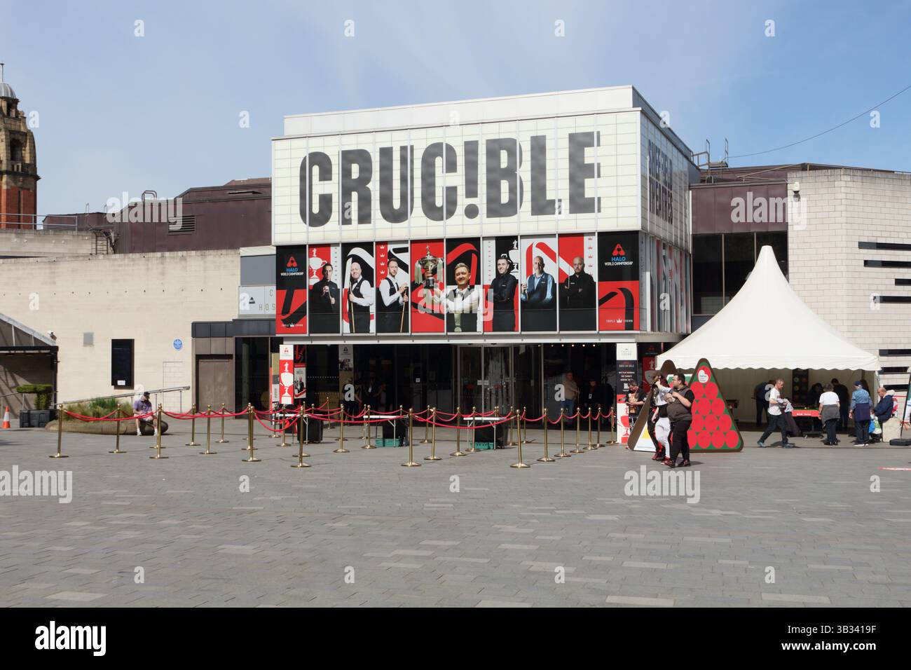 Crucible Theatre e Tudor Square nel centro di Sheffield, Inghilterra, Regno Unito, folle di persone per lo spazio pubblico del Campionato mondiale di snooker Foto Stock