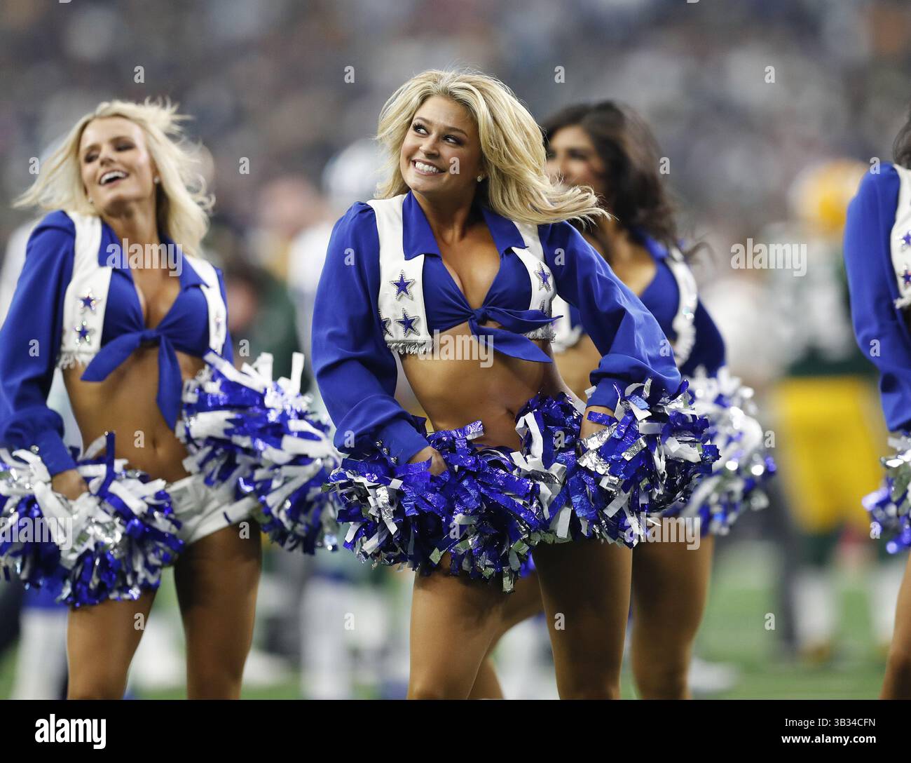 8 ottobre 2017 - Arlington, Texas, Stati Uniti - 1. Cheerleader nei giochi sportivi professionisti. L'intera idea delle cheerleader è ben oltre la sua data di rovina. Impiegare donne scarsamente vestite -- spesso con salari ridicolmente bassi -- per servire come caramelle agli occhi a margine è indifendibile e inutile. (Immagine di credito: © Jim Cowsert/TNS via ZUMA Wire) Foto Stock