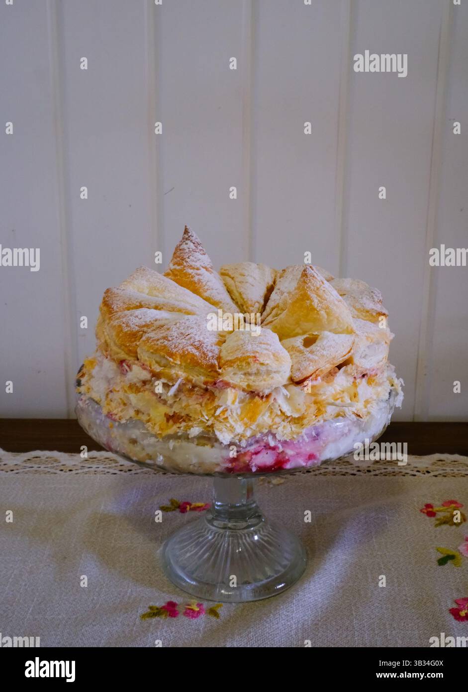 Torta di pasta sfoglia al mascarpone con frutti di bosco secondo la ricetta rumena Foto Stock