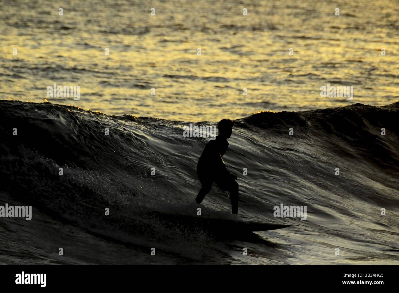 Silhouette Surfer al tramonto a Tenerife, Isole Canarie, Spagna Foto Stock