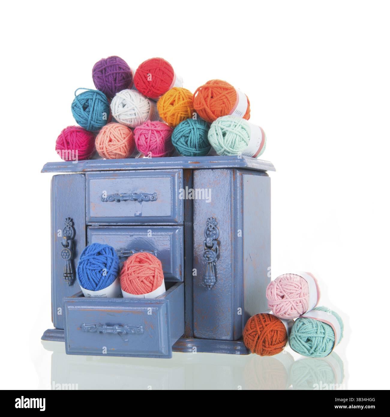 Vecchio armadio blu vintage con lana a maglia isolata su sfondo bianco Foto Stock