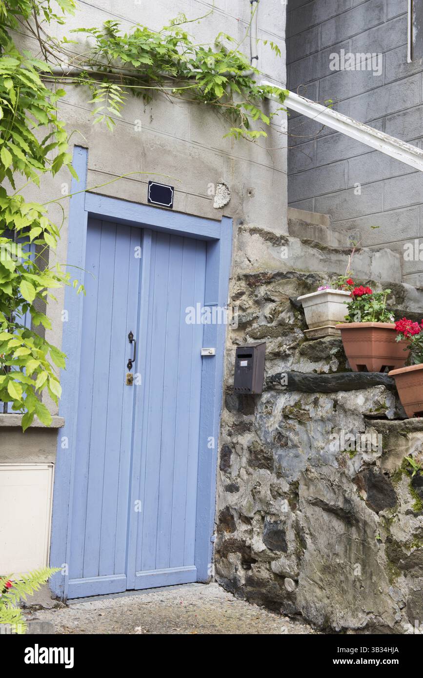 Blu porta francese con piante in vaso Foto Stock