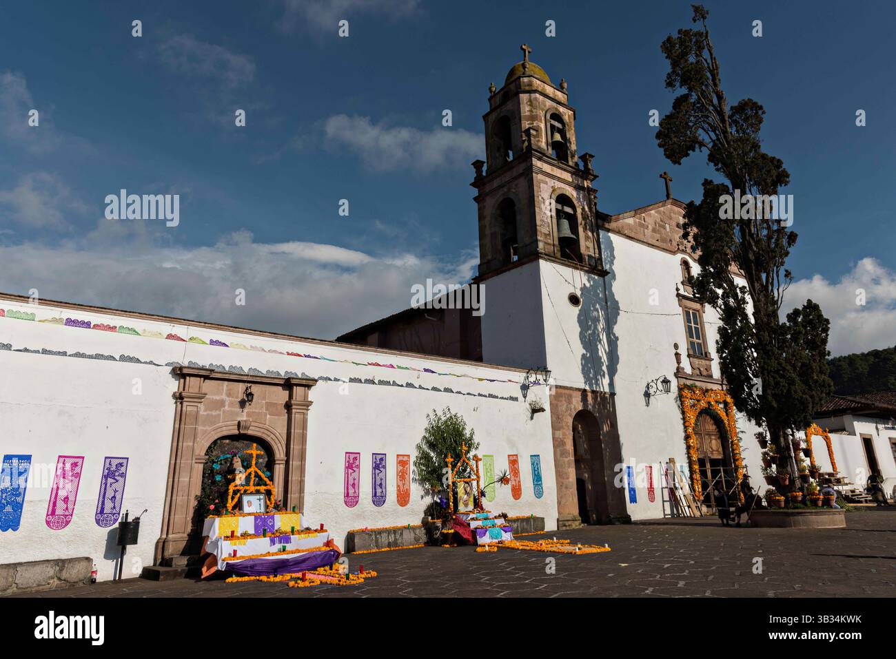 1 novembre 2017 - Santa Clara del Cobre, Michoacan, Messico - la chiesa Templo de Nuestra SeÃ±ora del Sagrario con altari del giorno dei morti decorati con calendule a Santa Clara del Cobre, Michoacan, Messico. (Immagine di credito: © Richard Ellis via ZUMA Wire) Foto Stock