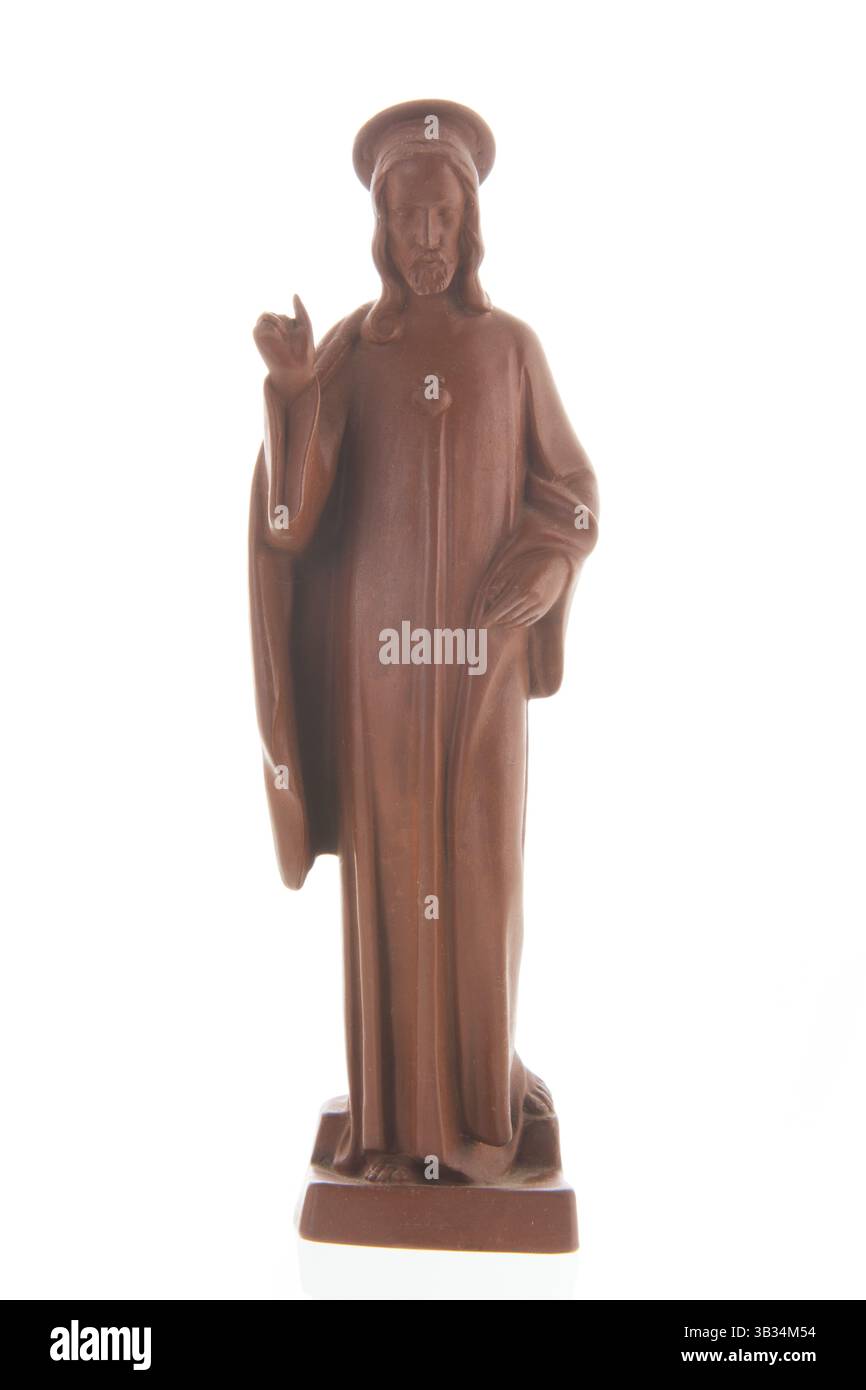 Religione La statua di Gesù in pietra marrone isolate su sfondo bianco Foto Stock
