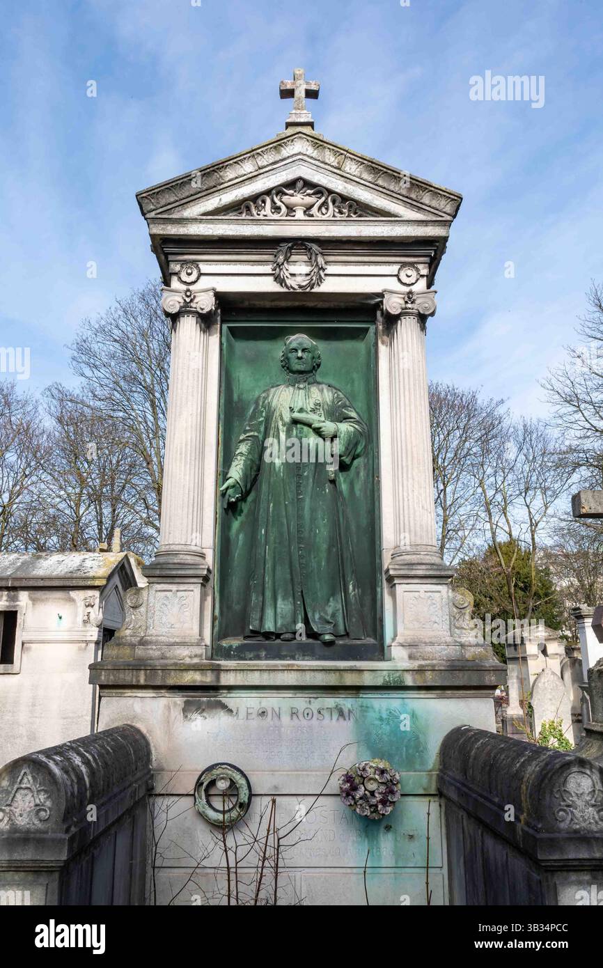 Monumento funerario o mausoleo decorato con un rilievo dell'internista Léon Rostan nel cimitero di Montmartre, Parigi, Francia Foto Stock