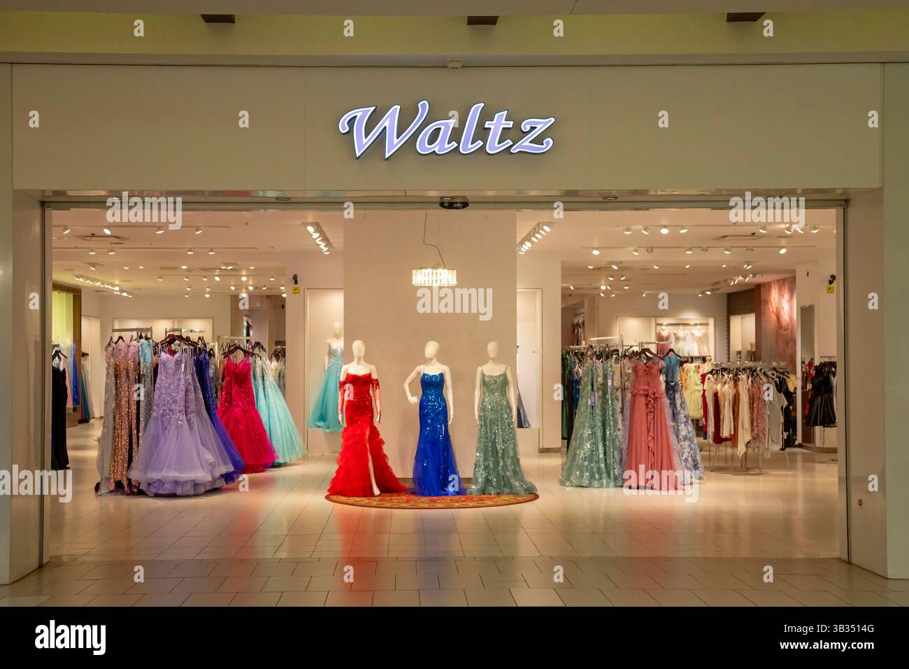 Livonia, Michigan - il negozio Waltz di Laurel Park Place, un centro commerciale nella periferia di Detroit. Waltz offre abiti da donna per il ballo, homecomin Foto Stock