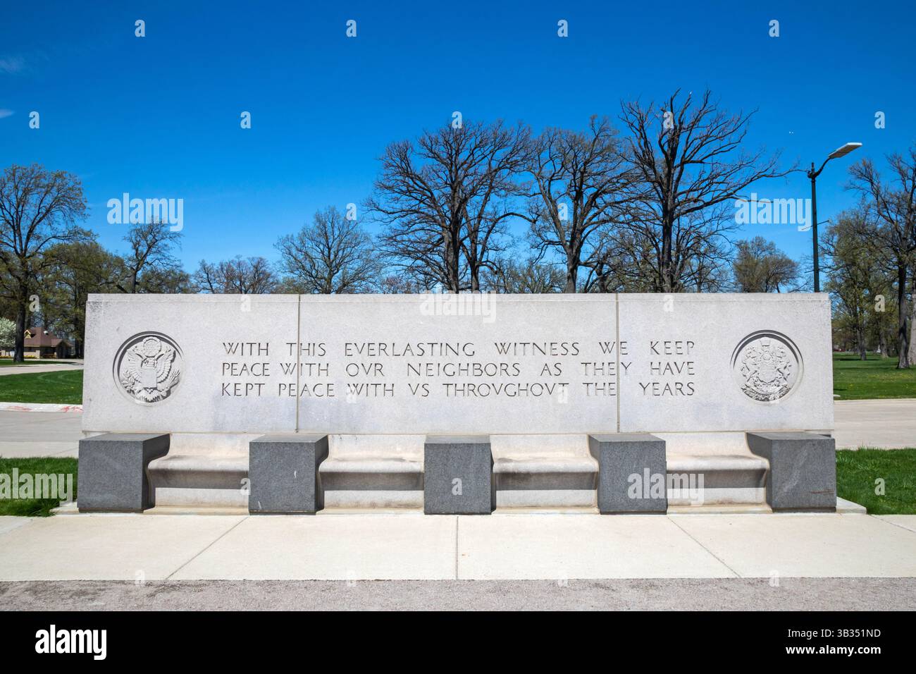 Detroit, Michigan - Un monumento nel parco Belle Isle dedicato alla "pace eterna" tra Canada e Stati Uniti. Il monumento fu costruito nel 194 Foto Stock