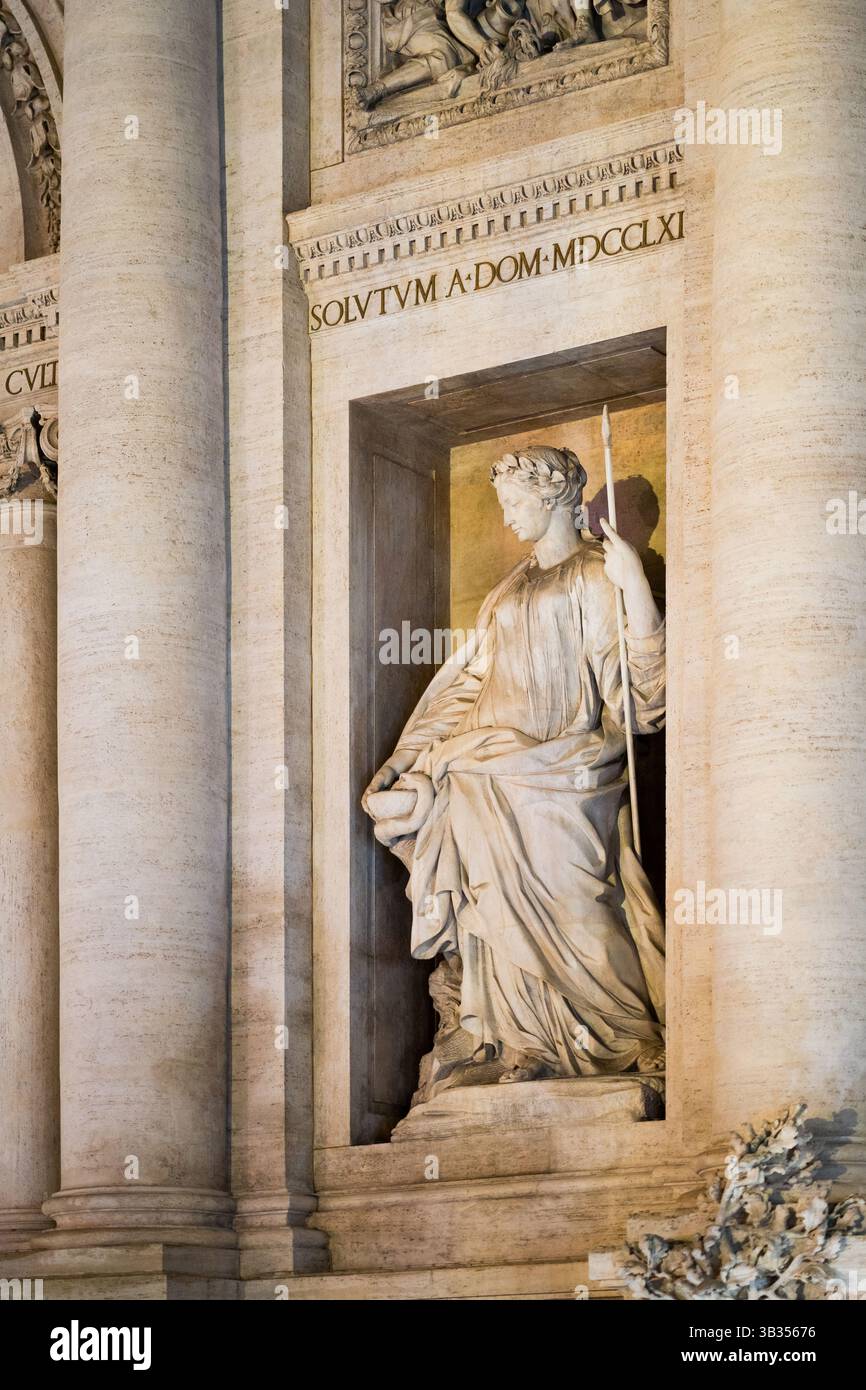 Roma, Italia - 09.12.2022: Fontana di Trevi. Statua classica con dettagli architettonici del monumento storico Foto Stock