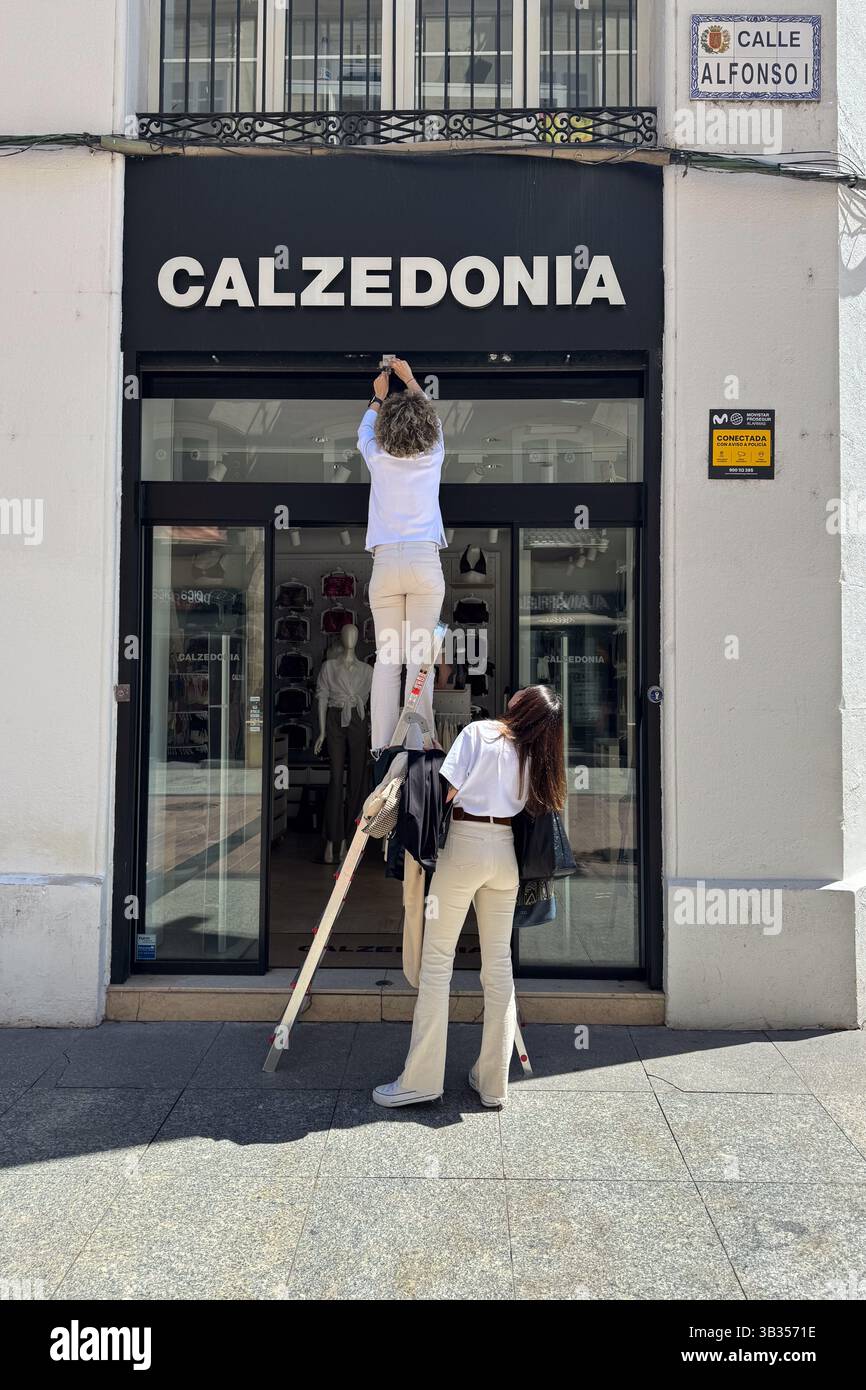 I dipendenti del punto vendita chiudono durante la massiccia interruzione di corrente a Saragozza, Spagna Foto Stock