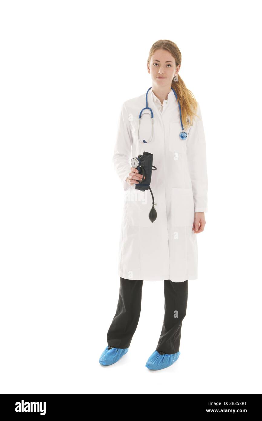 Medico donna con uno stetoscopio isolate su sfondo bianco Foto Stock