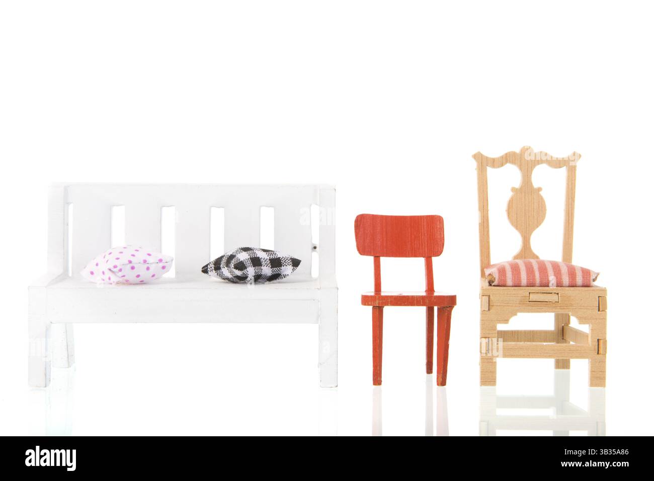 Panca e sedie in fila isolata su sfondo bianco Foto Stock