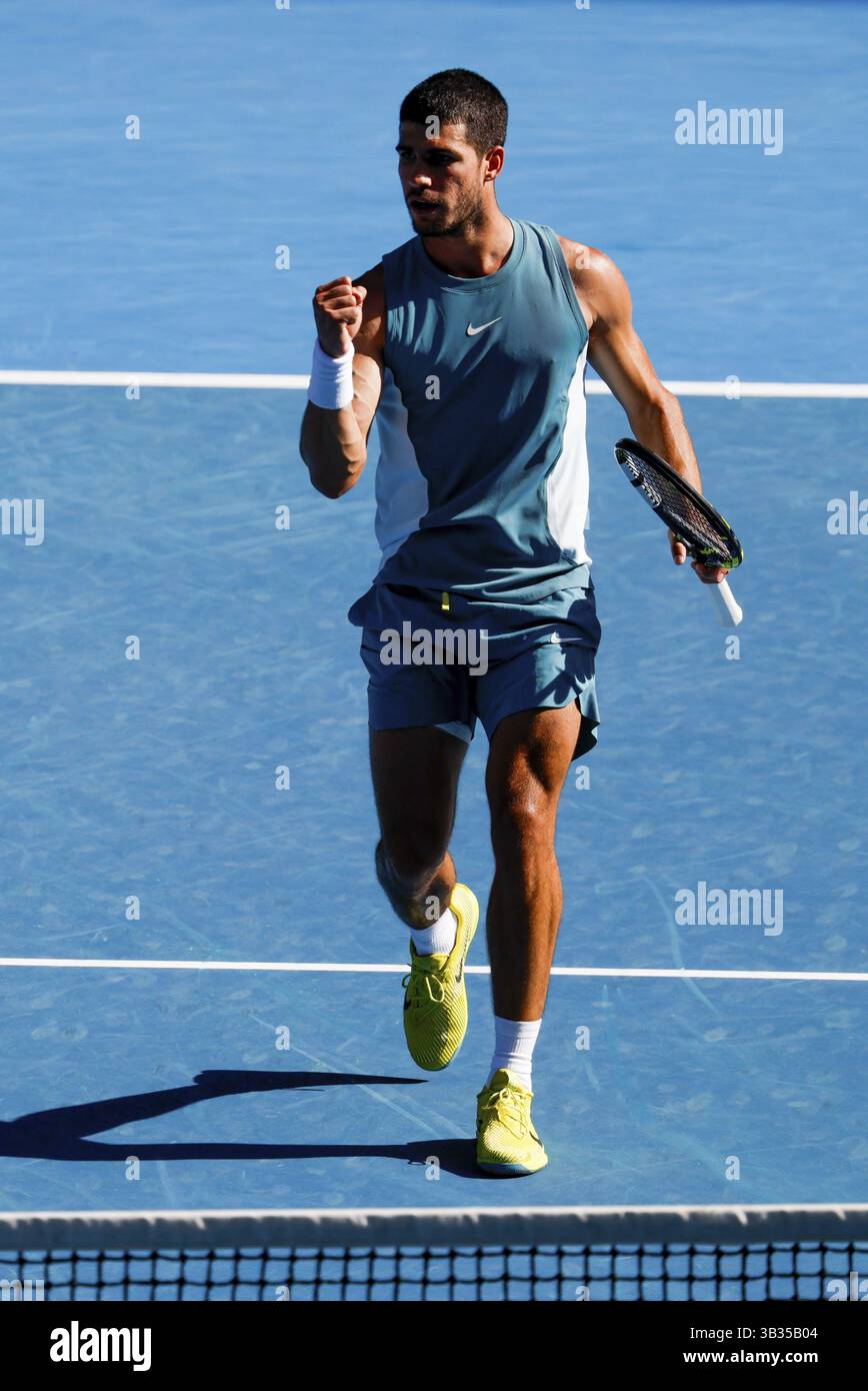 MELBOURNE, AUSTRALIA - 19 GENNAIO: Carlos Alcaraz di Spagna reagisce alla vittoria di un punto contro Jack Draper di Gran Bretagna nell'ottavo giorno della 2025 Aus Foto Stock