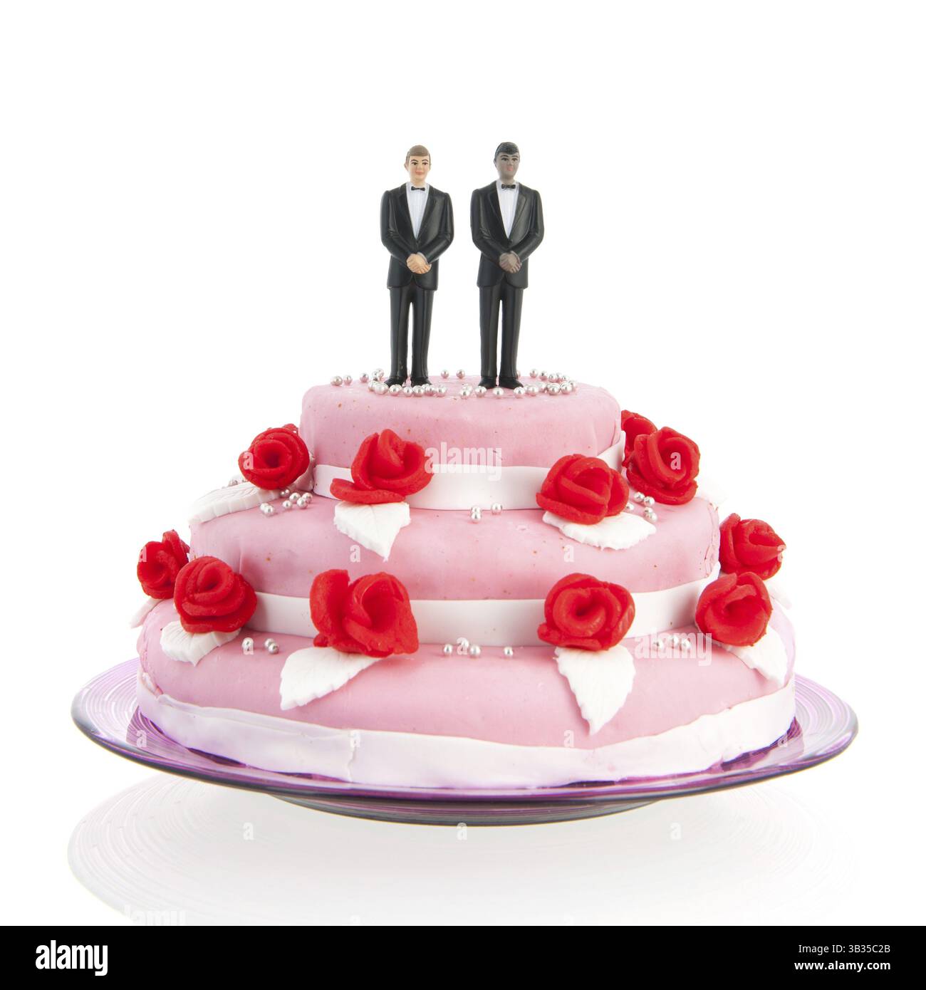 Coppia gay mista in cima alla torta nuziale rosa con rose rosse isolate su sfondo bianco Foto Stock