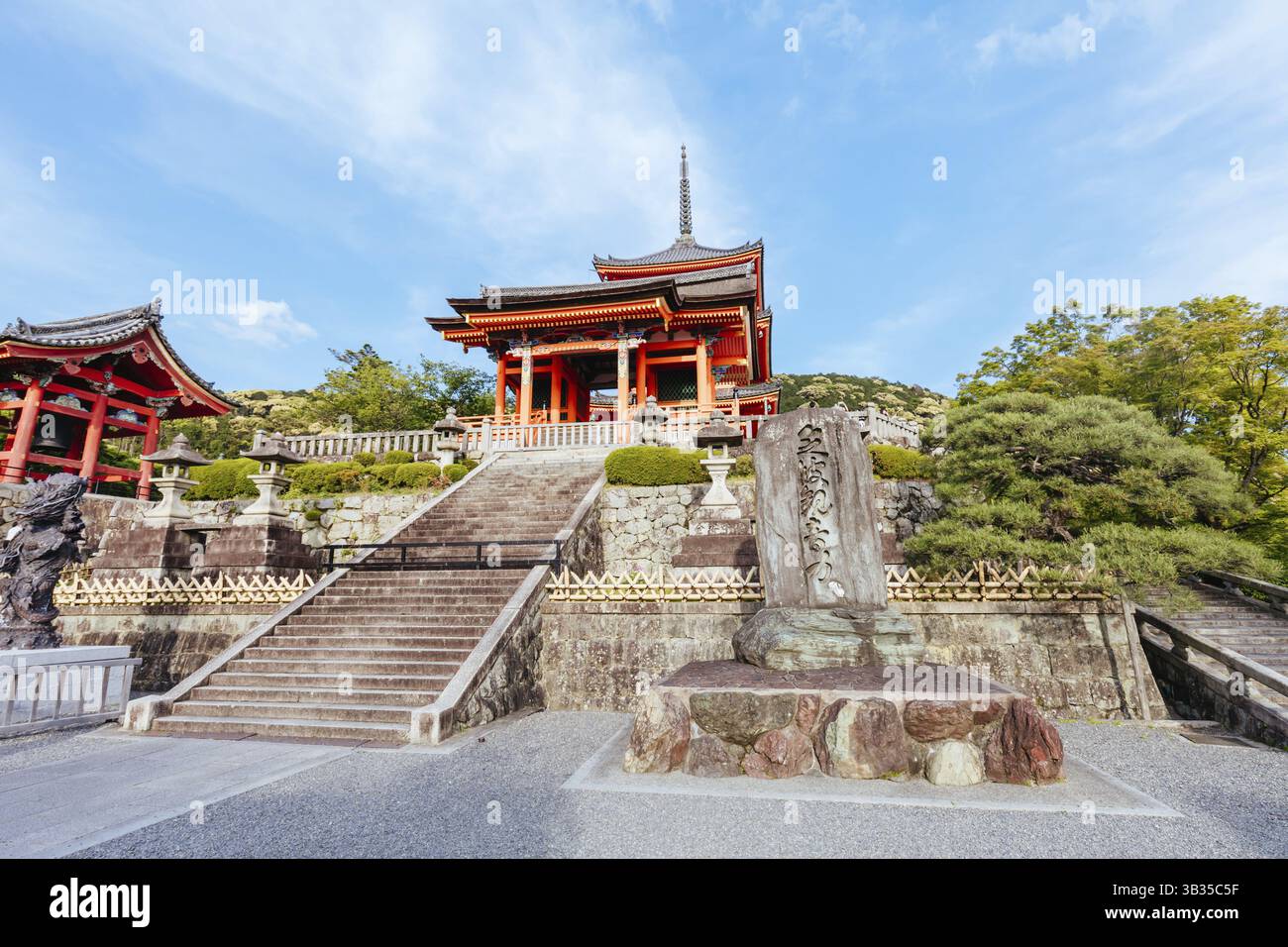 L'iconico tempio Kiyomizu-dera e la vista sulle montagne in una soleggiata giornata primaverile a Kyoto, Giappone, Asia Foto Stock