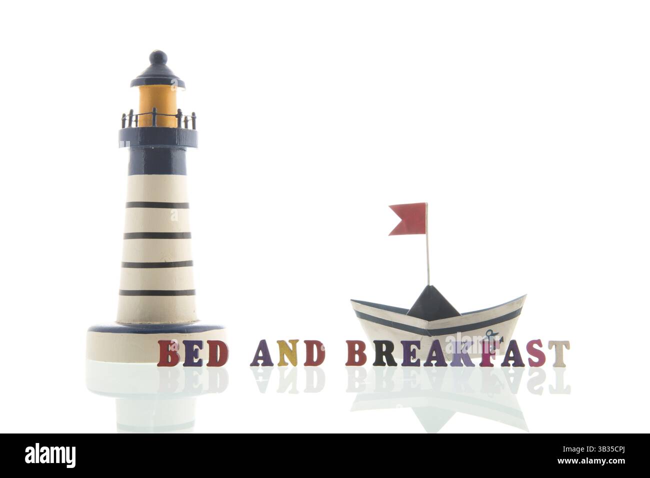 Bed and breakfast al litorale con faro e barca di carta Foto Stock Bed and breakfast al litorale con faro e barca di carta Foto Stock