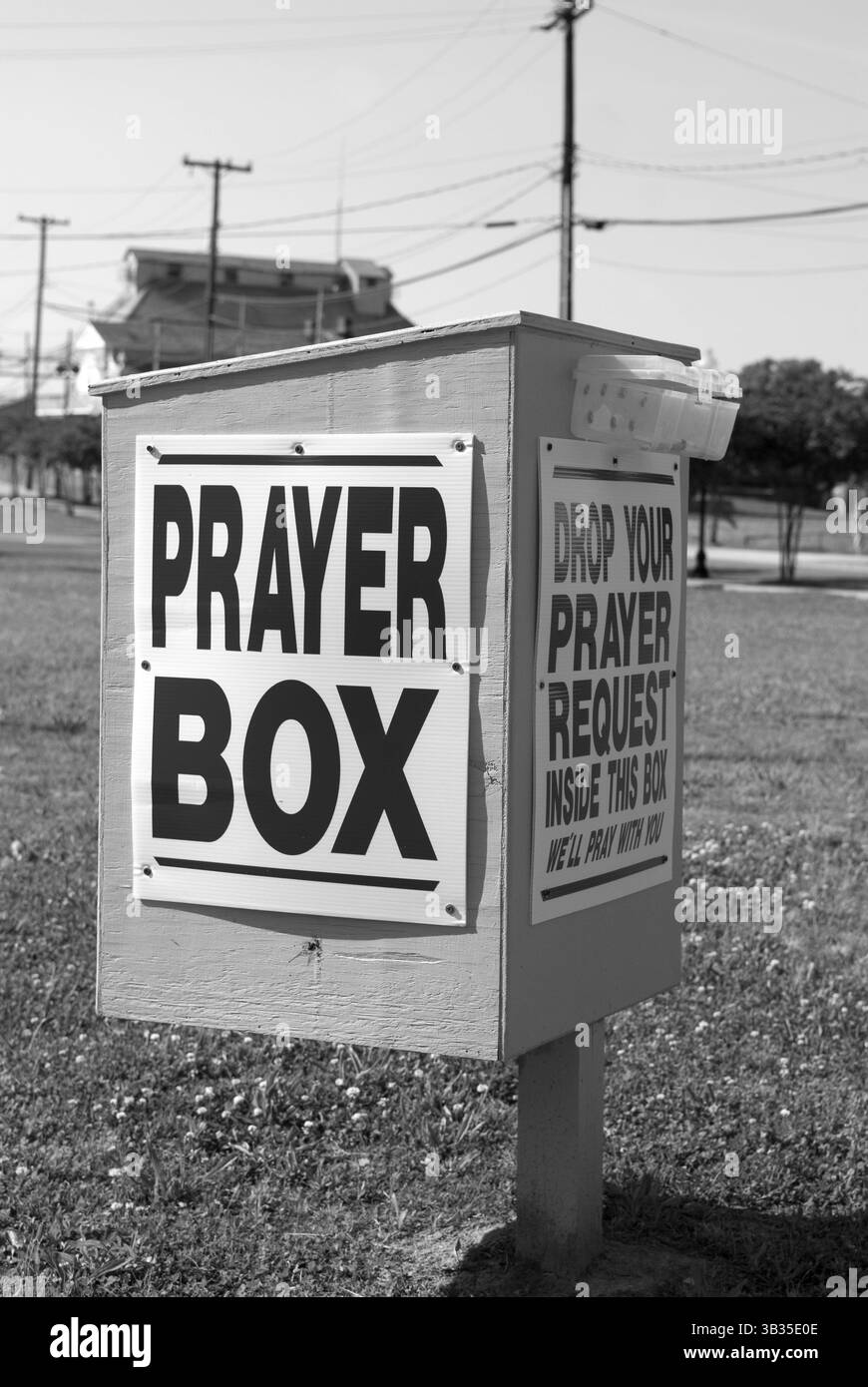 Scatola di preghiera rustica che offre un posto per preghiere e intenzioni scritte, USA. Foto Stock