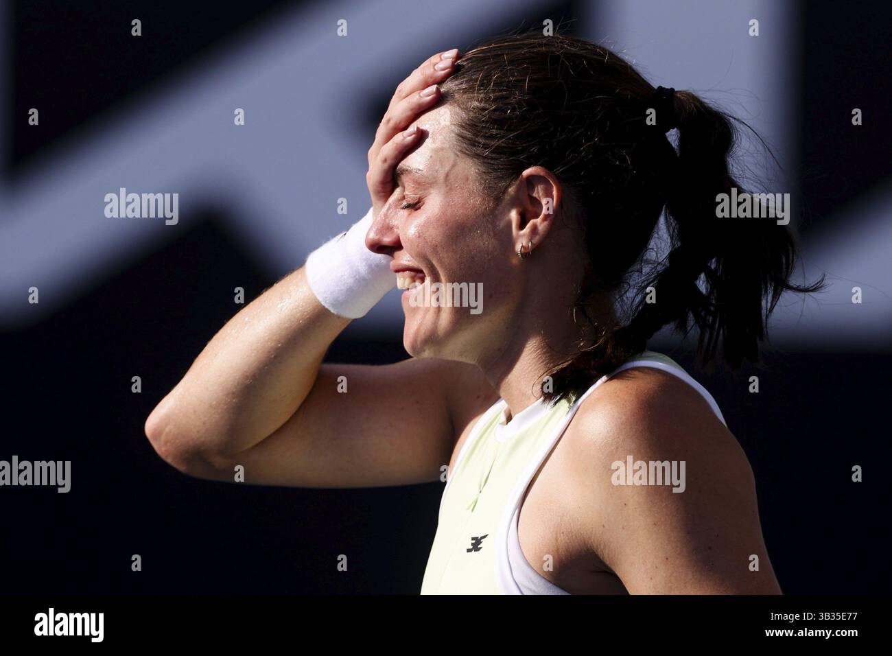 MELBOURNE, AUSTRALIA - 09 GENNAIO: Kimberly Birrell dell'Australia celebra la vittoria di Oksana Selekhmeteva della Russia nelle qualificazioni finali per l'Aus 2025 Foto Stock