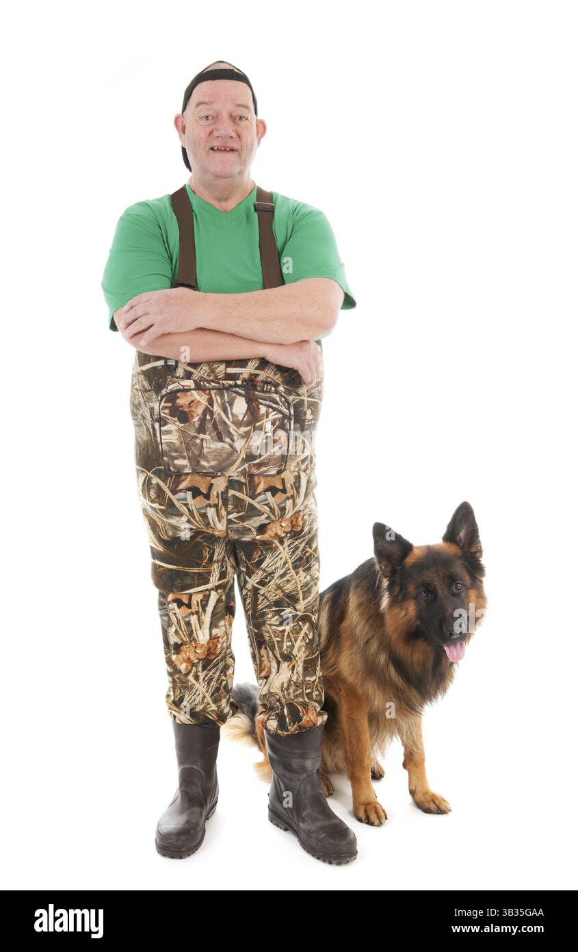 Pescatore tedesco con il cane pastore isolate su sfondo bianco Foto Stock