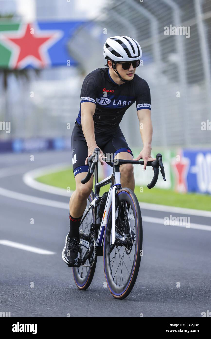 MELBOURNE, AUSTRALIA - 12 MARZO: Yuki Tsunoda del Giappone e Visa Cash App Racing Bulls F1 Team completano una passeggiata in pista prima dell'Australian Grand 2025 Foto Stock