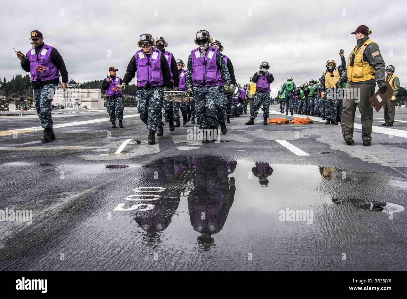 10 gennaio 2018 - Bremerton, Washington, Stati Uniti - i marinai partecipano a un'esercitazione antincendio e per vittime di massa sul ponte di volo della USS John C. Stennis a Bremerton, mentre la portaerei si prepara al suo prossimo schieramento programmato. (Immagine di credito: © William Ford/US Navy/ZUMA Wire) Foto Stock