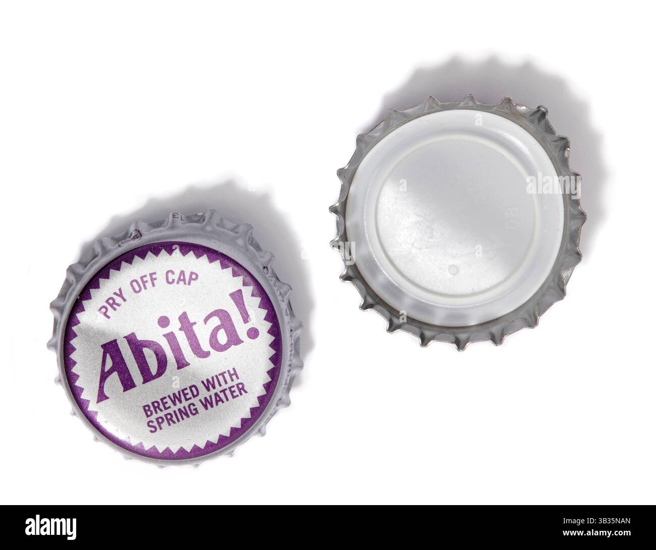 Tappi per bottiglie abita fotografati su sfondo bianco. Foto Stock
