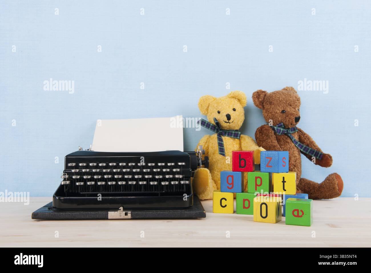 Vintage vecchio nero nastri inchiostratori per macchine da scrivere con colorati giocattoli retrò Foto Stock