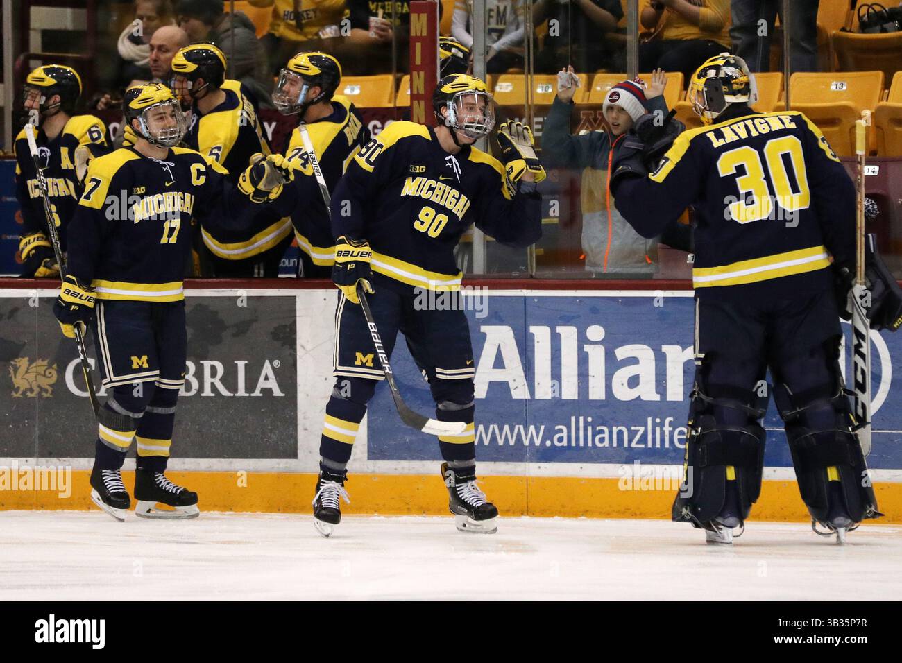 12 gennaio 2018 - Minneapolis, Minnesota, USA - Dexter Dancs (90) del Michigan festeggia con il portiere Hayden Lavigne (30) dopo aver segnato all'inizio del primo periodo contro Minnesota venerdì 12 gennaio 2018, alla 3M Arena di Mariucci a Minneapolis. (Immagine di credito: © Anthony Souffle/TNS via ZUMA Wire) Foto Stock