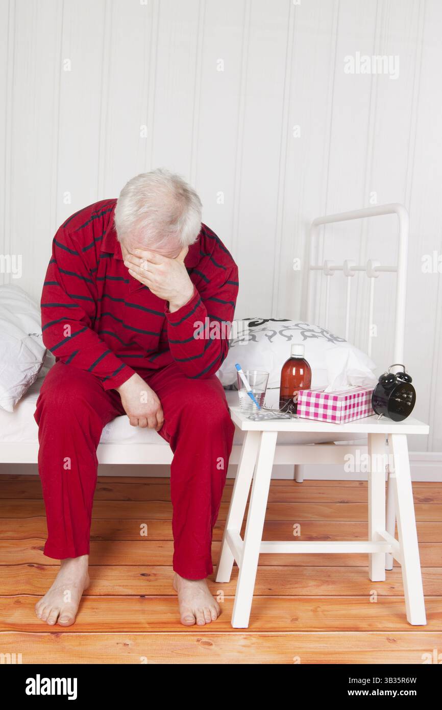Un uomo malato si sveglia la mattina Foto Stock