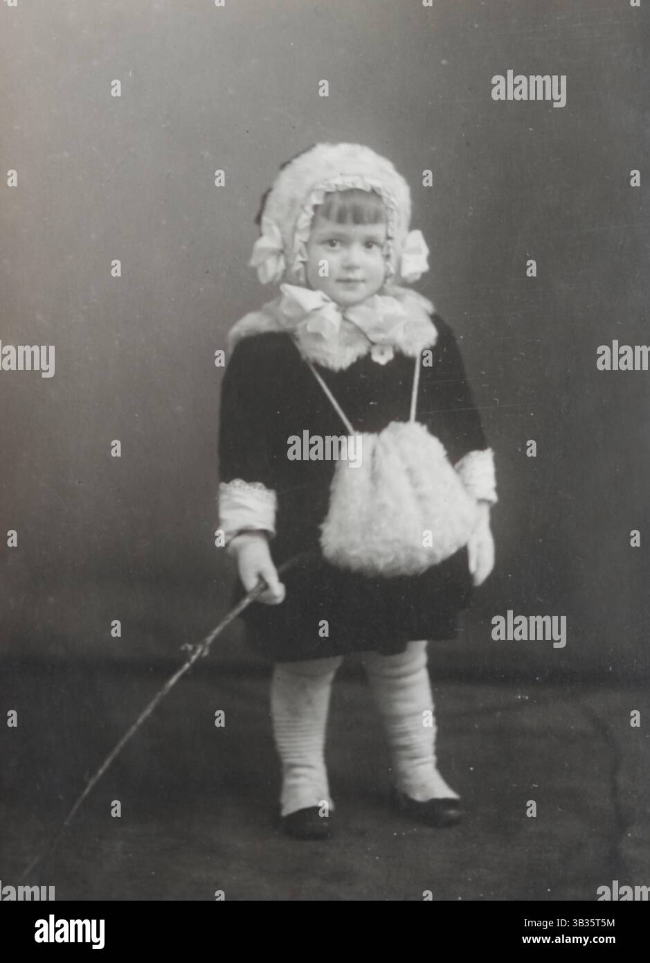 Gentile GER, 20240101, Aufnahme CA.1930, gentile mit Winterkleidung *** bambino GER, 20240101, foto CA 1930, bambino con abiti invernali Foto Stock