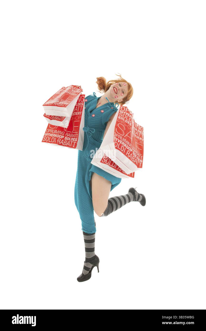 Donna durante la stagione vendita saltando con borse Foto Stock