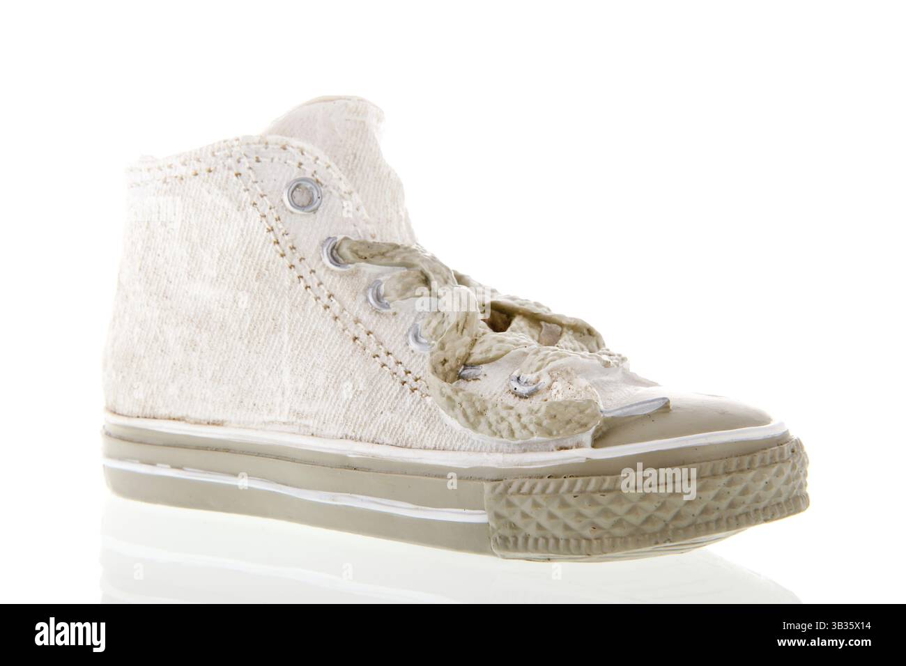 Sneaker bianca isolata su sfondo bianco Foto Stock