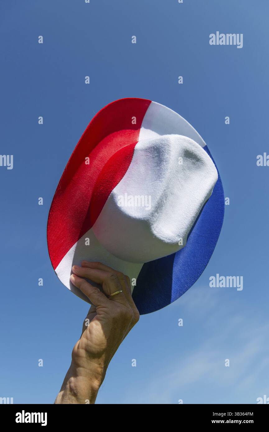 Mano con cappello olandese in rosso bianco e blu Foto Stock