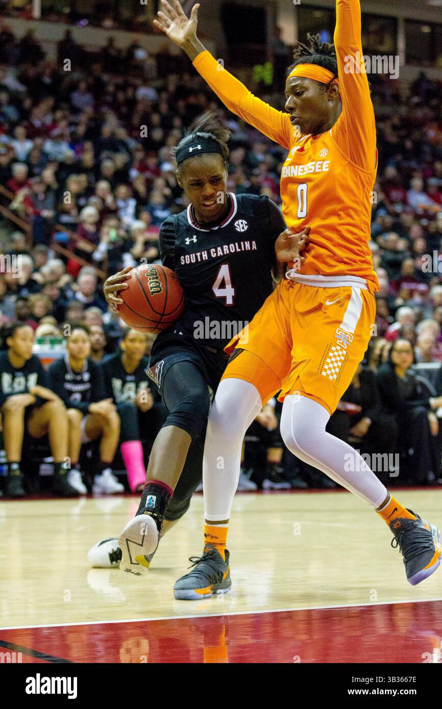 14 gennaio 2018: La guardia dei South Carolina Gamecocks Doniyah Cliney (4) guida la linea di base contro la guardia/attaccante dei Tennessee Lady Volunteers Rennia Davis (0) nel match di pallacanestro SEC Womens alla Colonial Life Arena di Columbia, SC. (Scott Kinser/Cal Sport Media)(immagine di credito: &Copy; Scott Kinser/CSM tramite cavo ZUMA) Foto Stock