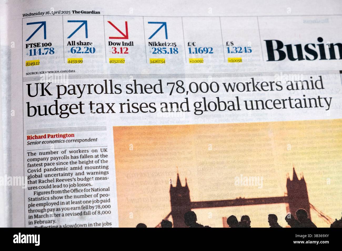 "I salari del Regno Unito hanno gettato 78.000 lavoratori in mezzo all'aumento delle tasse di bilancio e all'incertezza globale" il giornale Guardian HA PUBBLICATO un articolo di business 16 aprile 2025 Londra Foto Stock