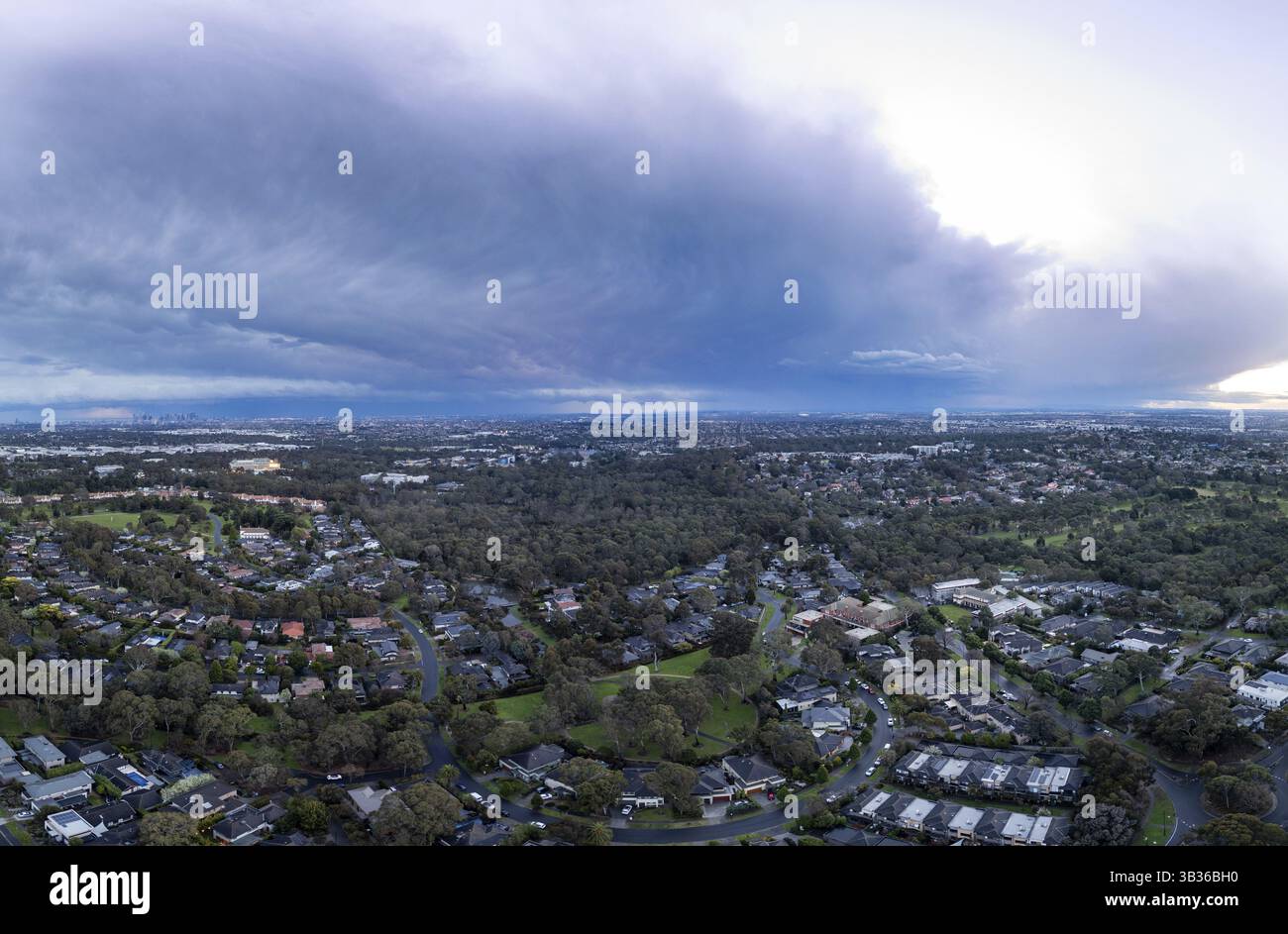 Una tempesta invernale e vista aerea sulla tenuta di Springthorpe a Macleod, Melbourne, Australia, Oceania Foto Stock
