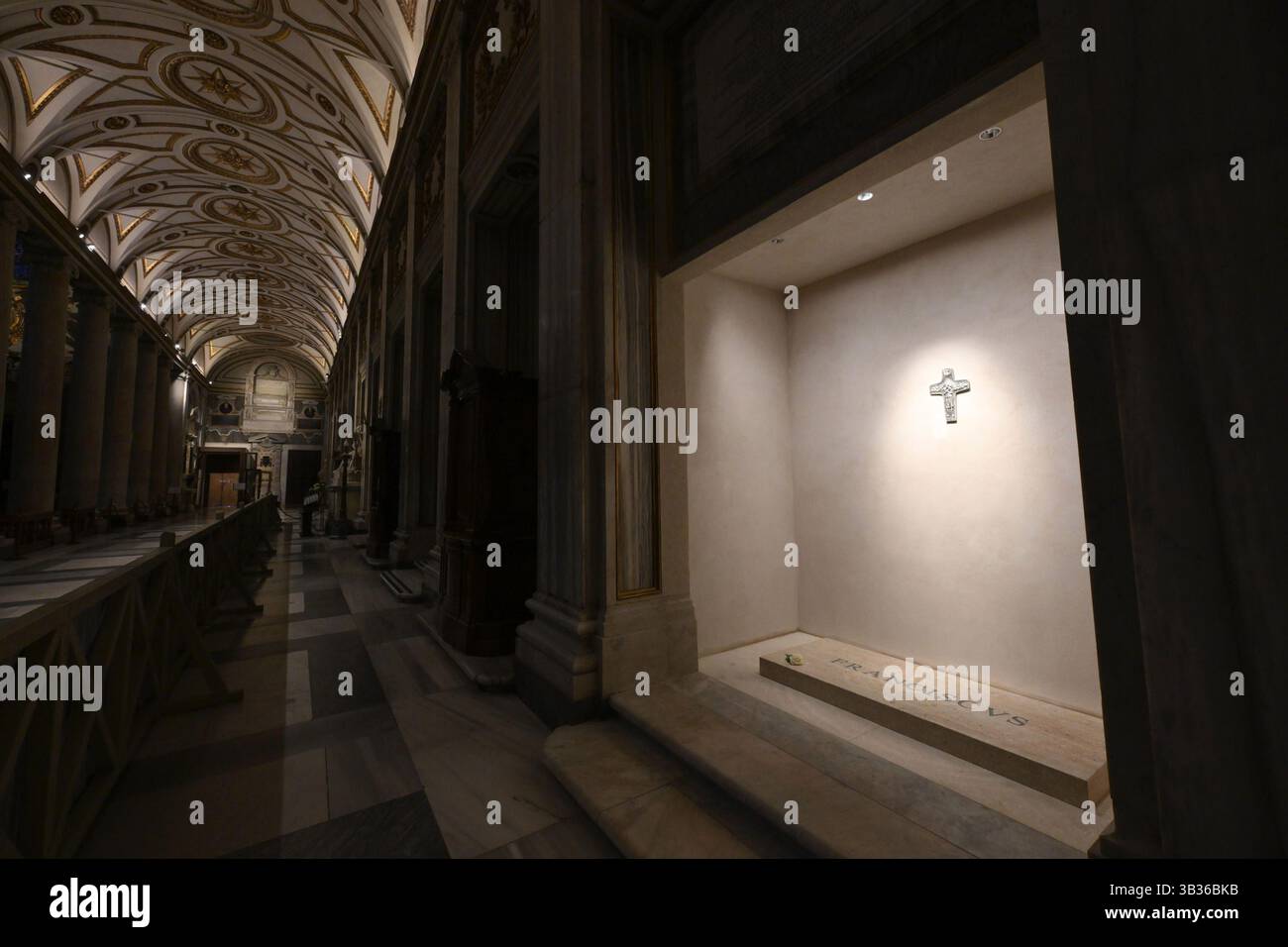 Non esclusiva: La tomba di Papa Francesco nella Basilica Papale di Santa Maria maggiore a Roma. Papa Francesco è morto il lunedì di Pasqua, 21 aprile 2025, a Foto Stock