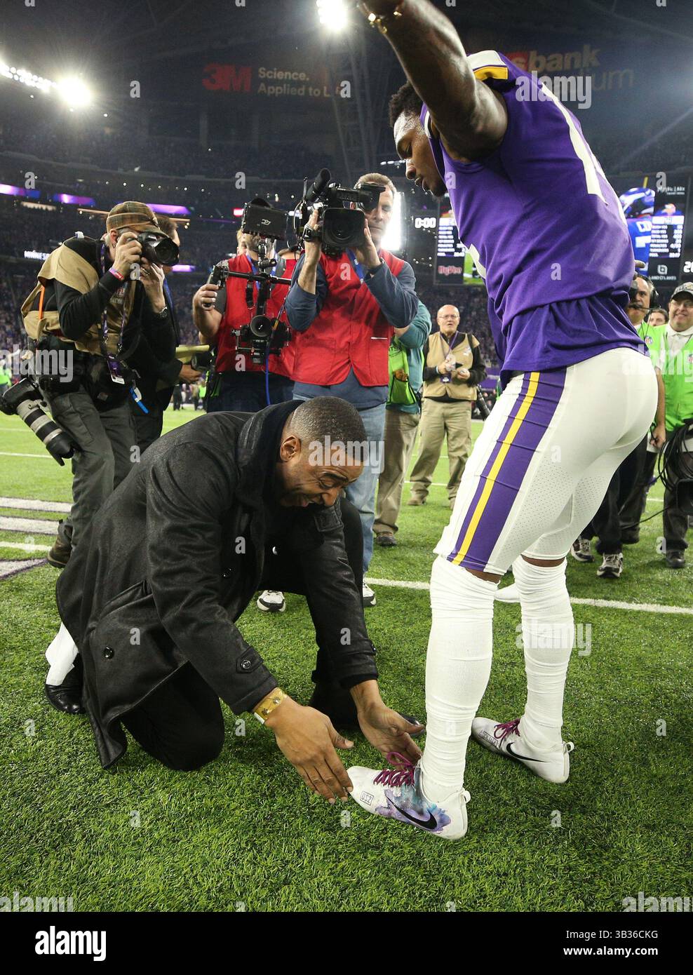 14 gennaio 2018 - Minneapolis, Minnesota, Stati Uniti - l'ex ricevitore dei Minnesota Vikings Cris Carter rende omaggio al wide receiver dei Vikings Stefon Diggs, dopo la vittoria di Diggs in touchdown da 61 yard contro i New Orleans Saints domenica 14 gennaio 2018 allo U.S. Bank Stadium di Minneapolis, Minn. (immagine di credito: © Jerry Holt/TNS via cavo ZUMA) Foto Stock