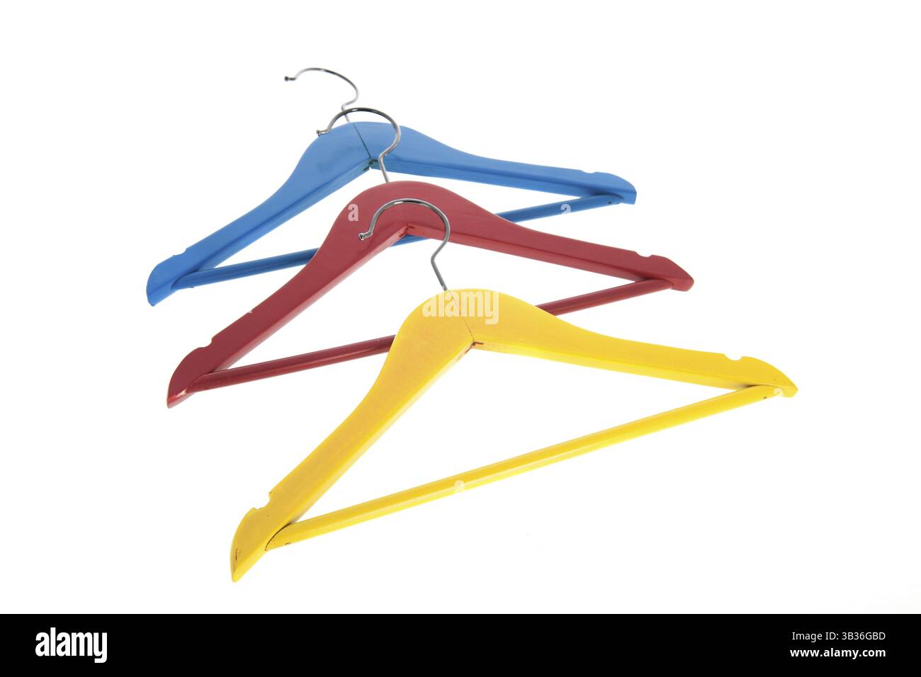 Colorato appendiabiti in giallo, rosso e blu isolate su sfondo bianco Foto Stock