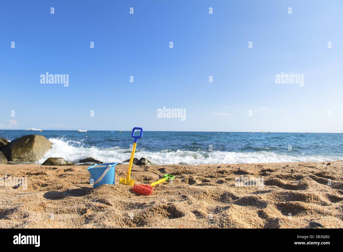 Giocattoli colorati in spiaggia Foto Stock