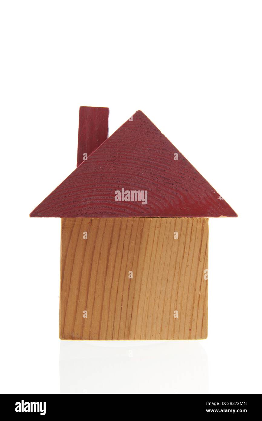 Semplice casa in legno con un tetto rosso Foto Stock Semplice casa in legno con un tetto rosso Foto Stock