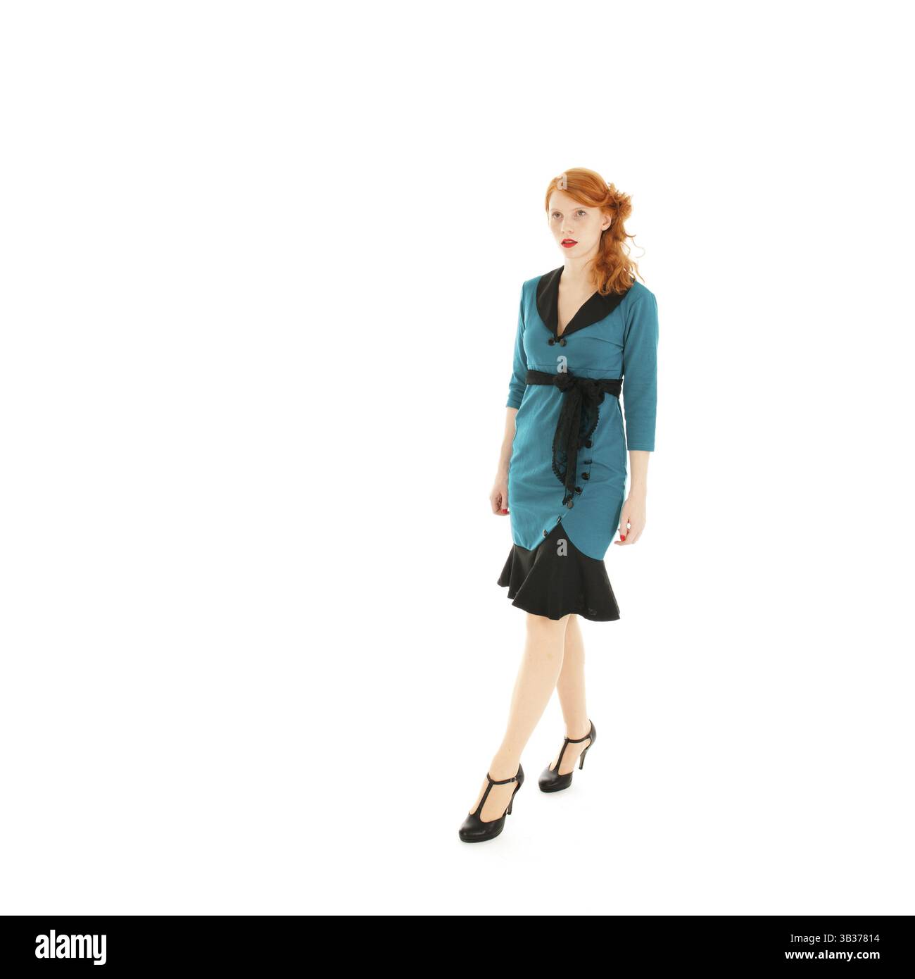 Bella donna vestita in modo formale che cammina in studio isolata su sfondo bianco Foto Stock